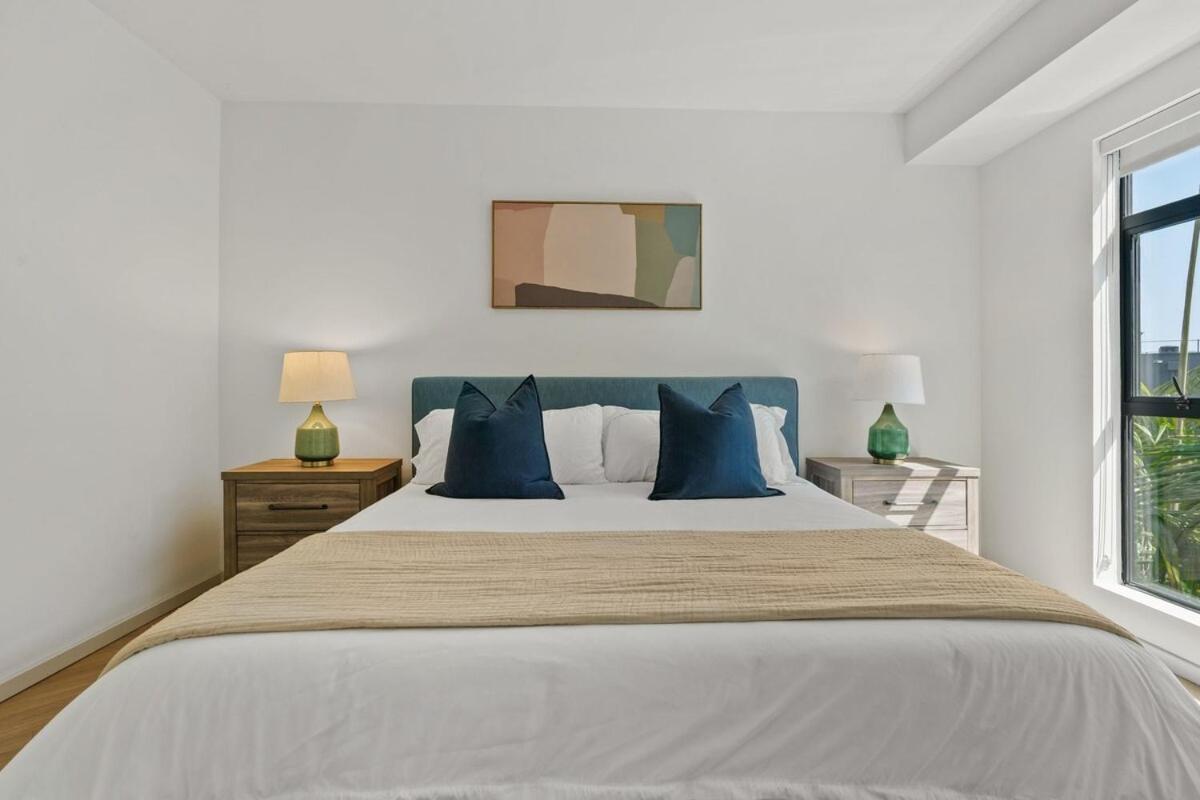 Sleek & 2br Hollywood Hideaway *