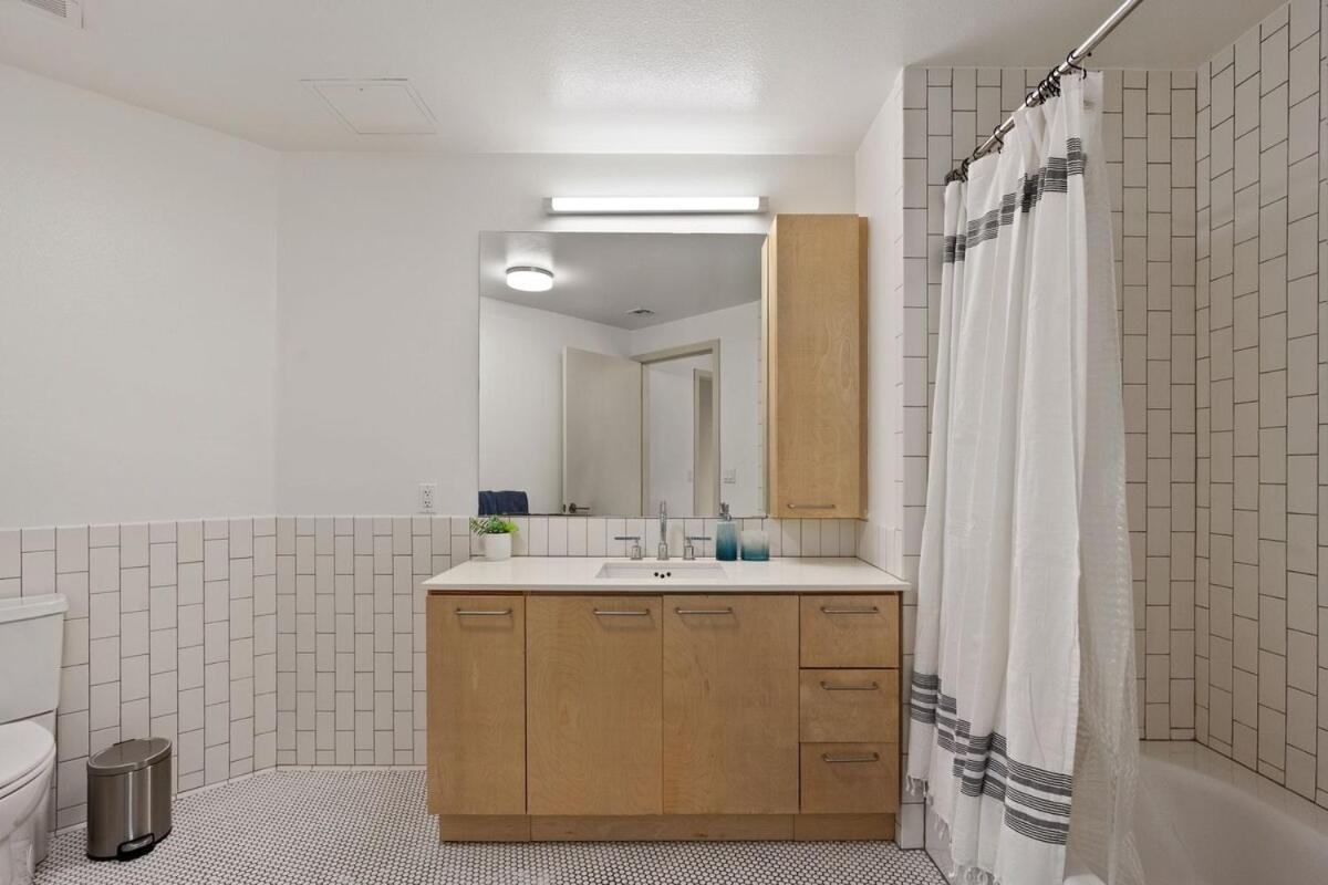 Apartment Sleek & 2br Hollywood Hideaway