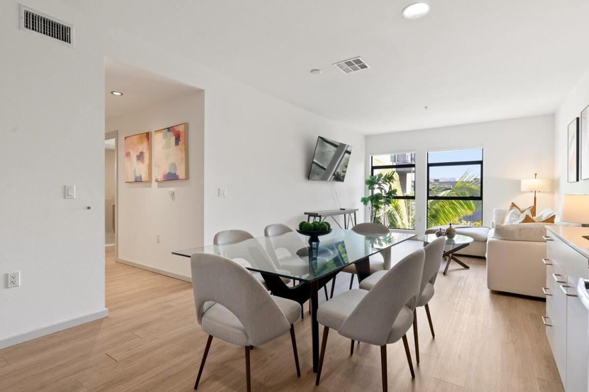 Sleek & 2br Hollywood Hideaway Apartment *