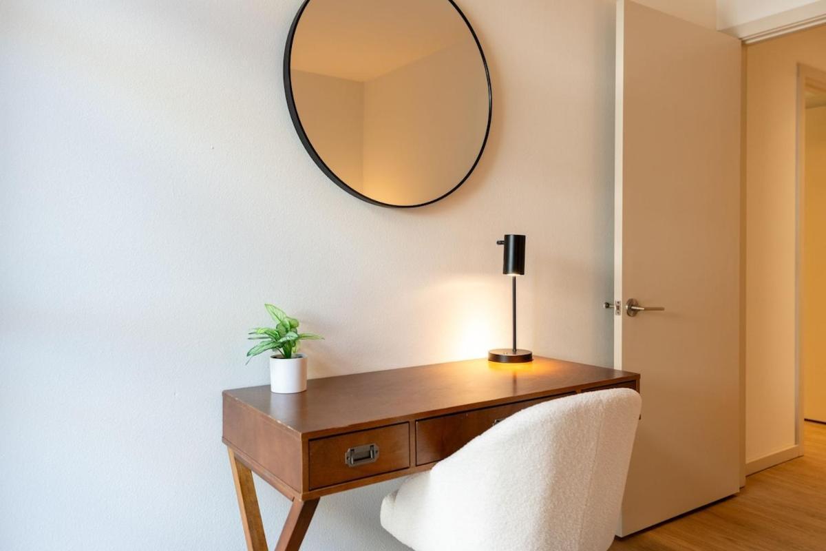Sleek & 2br Hollywood Hideaway Apartment